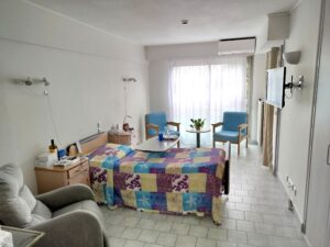 chambre confortable spacieuse et lumineuse avec salle de bain adaptée personnalisable