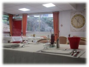 salle de restaurant convivial pour la cuisine sur place familiale variée et diététique